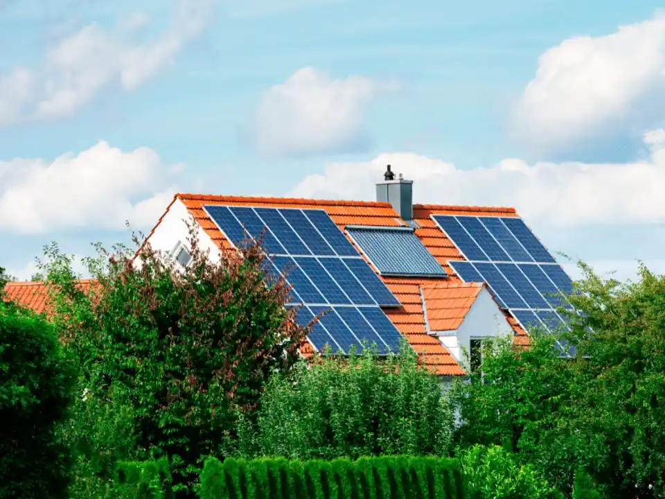 ¿Qué es el autoconsumo solar y cómo puede beneficiarte? 2 Qué significa autoconsumo solar