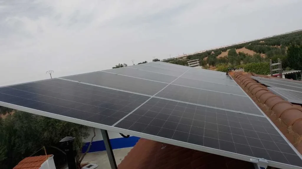 ¿Si pongo placas solares tengo que pagar luz? Todo lo que debes saber 3 Cómo pagar menos luz con placas solares