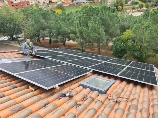 equipo parma instalando placas solares