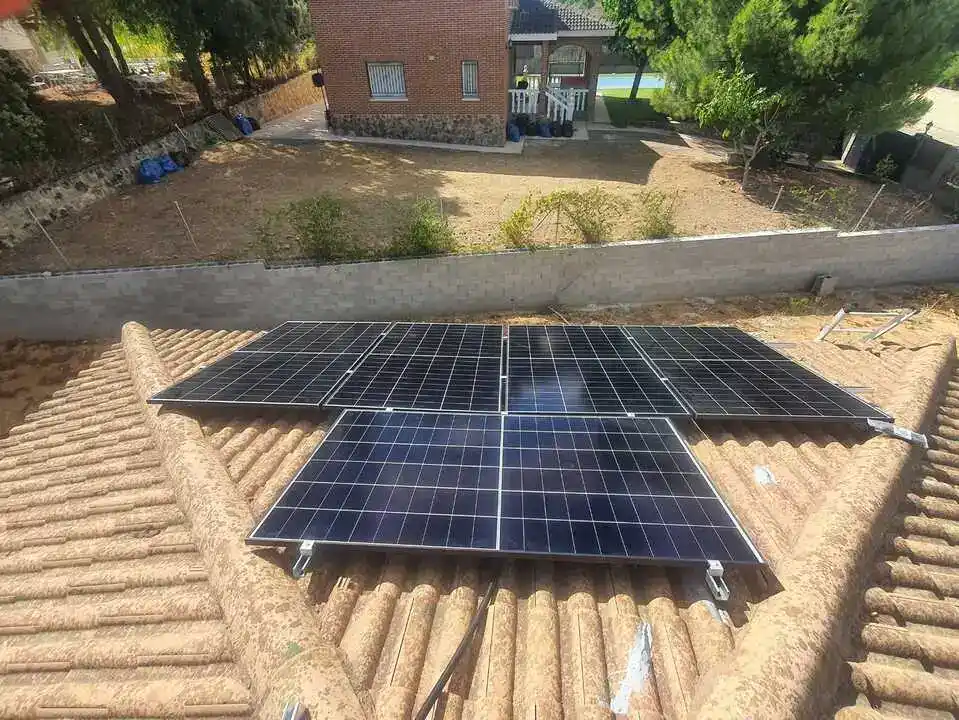 Las placas solares funcionan si no hay sol directo.