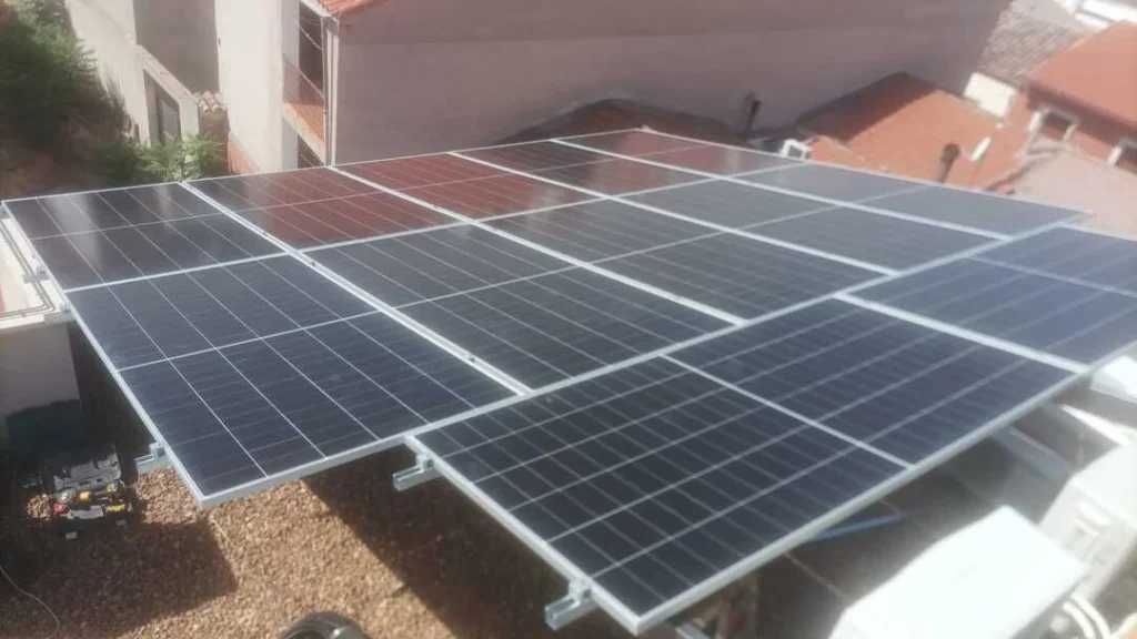 ¿Se pueden poner placas solares en un piso? Guía completa 2 Tipos de instalaciones solares en edificios residenciales