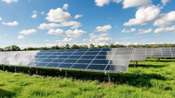 Es mejor instalar placas solares en el tejado o en el terreno