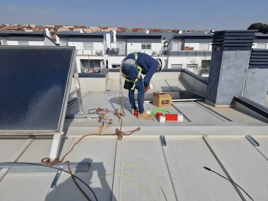 instalacion de placas solares en empresa por tecnico de iei parma